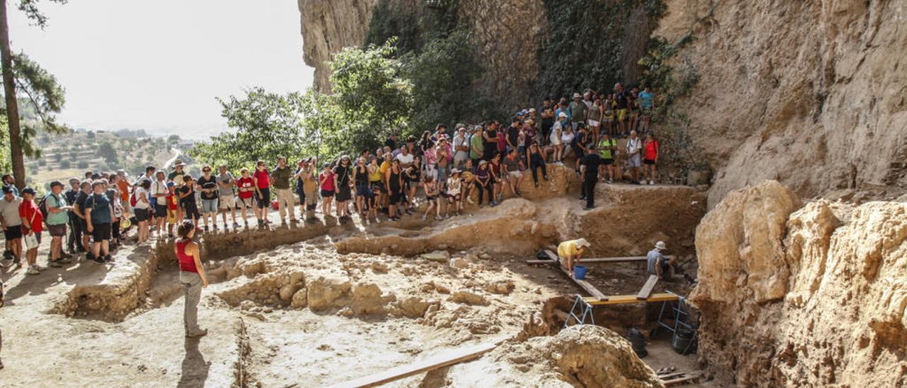 Los visitantes recibieron una explicación sobre el yacimiento y realizaron cuatro talleres prácticos en sus instalaciones.