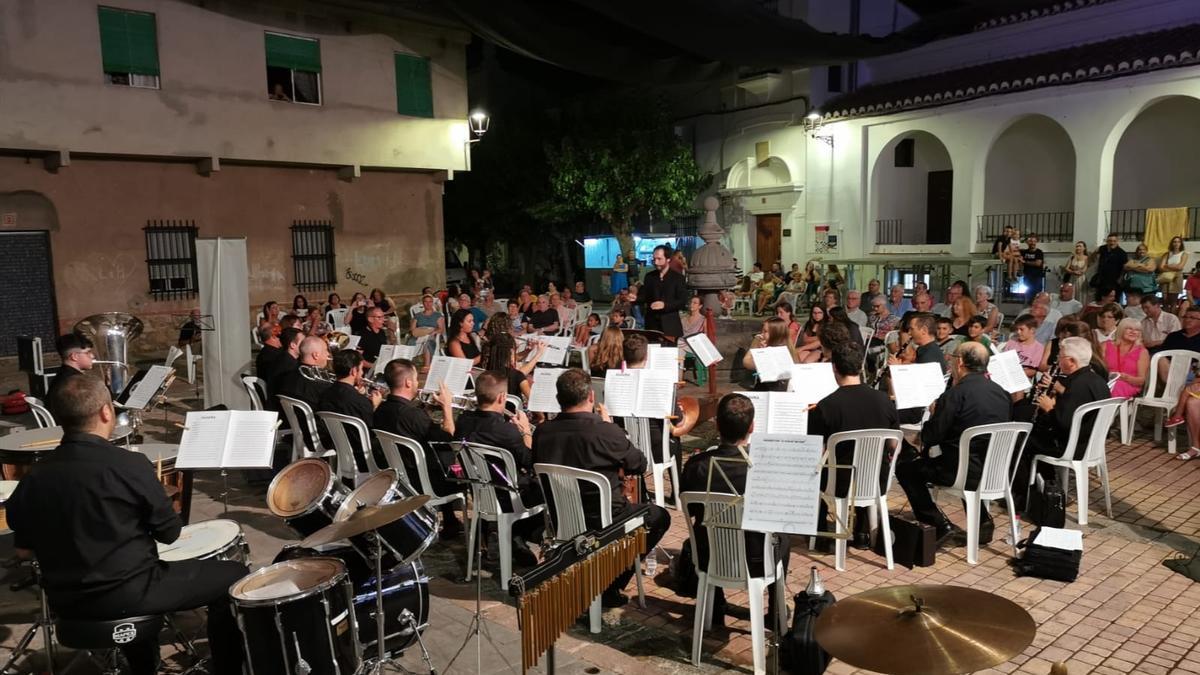 La banda de Navajas, durante su actuación en Benafer.