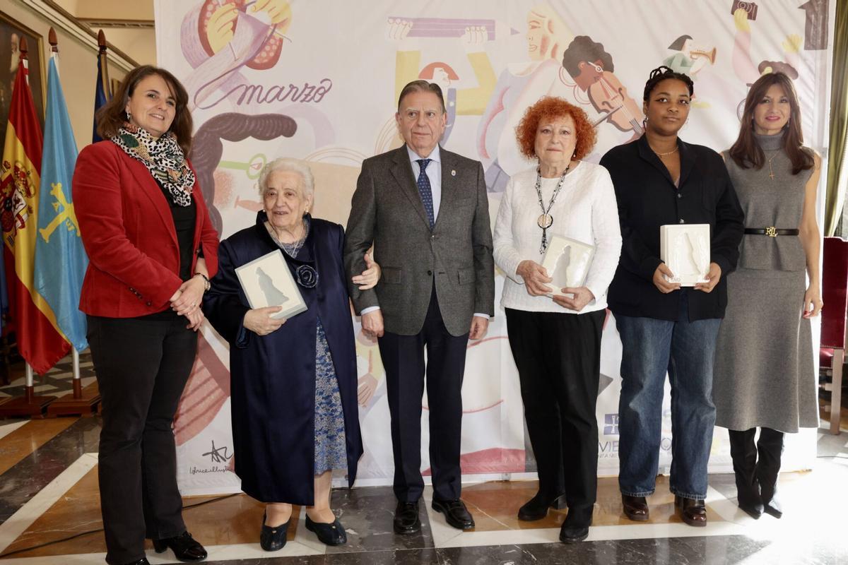 María Velasco, Purita de la Riva, Alfredo Canteli, Consuelo Vallina, Elise Florentino y Leticia González.