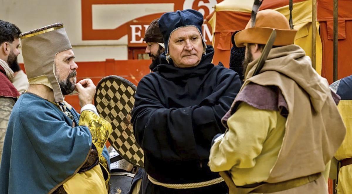 Los caballeros montaron su campamento en la plaza de toros.