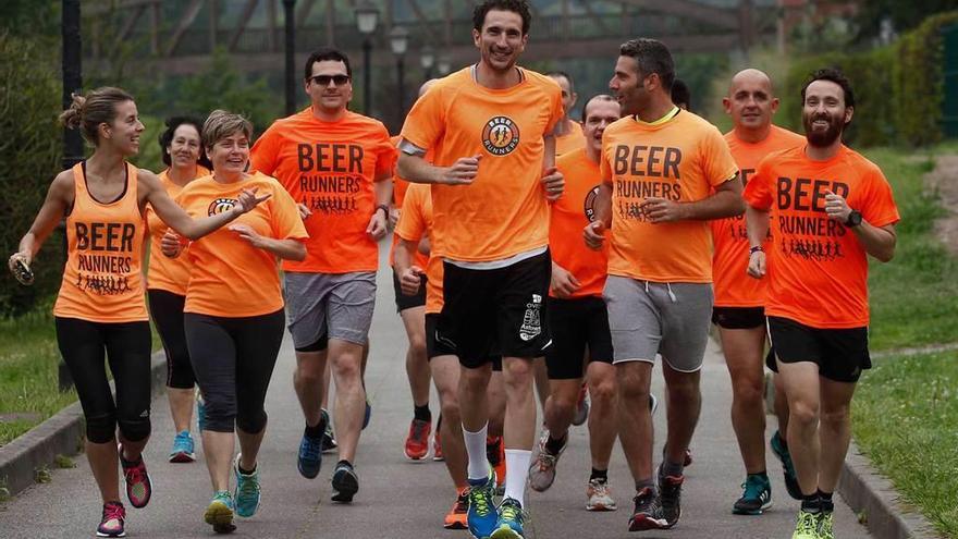 Víctor Pérez, en el centro, ayer con los &quot;beer runners&quot;.