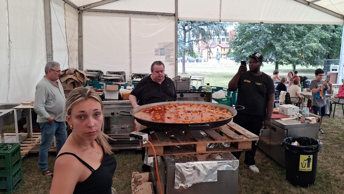 Paella en la fiesta de la Asociación de Vecinos La Cruz de Ceares, en Los Pericones.