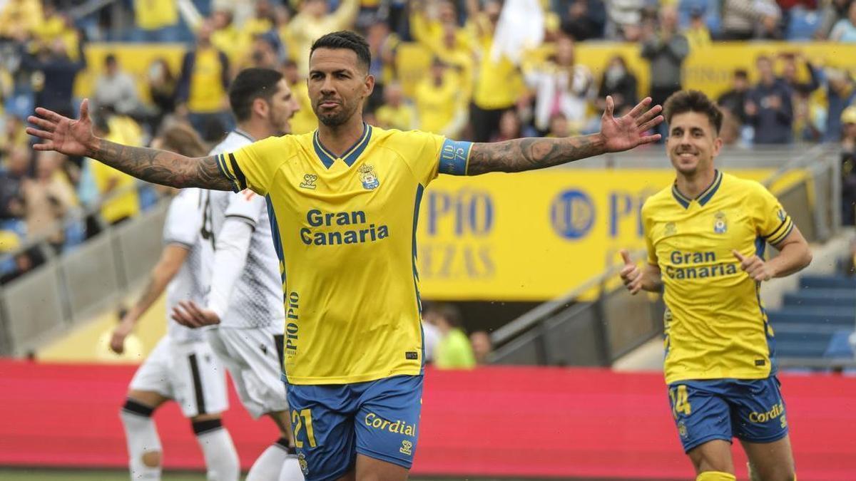 Viera festeja su tanto ante el Ceuta de penalti con el Cristo.