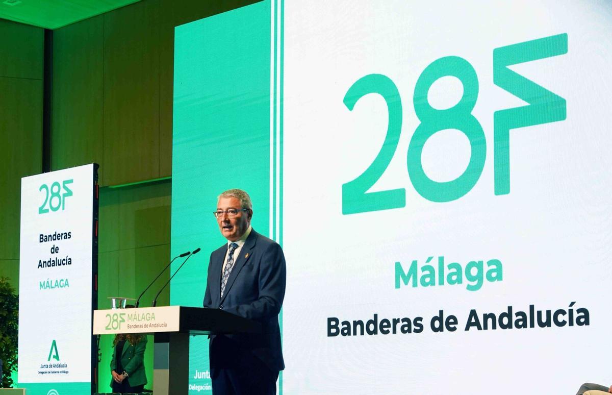 MLG 21-02-2025.- La consejera de Economía, Hacienda y Fondos Europeos y portavoz del Gobierno andaluz, Carolina España, y el presidente de la Diputación de Málaga, Francisco Salado, presiden el acto Banderas de Andalucía con motivo del 28-F, en el que se reconoce a personas y entidades por su labor en la defensa y fomento del interés general de la provincia, en un acto al que también asisten la consejera de Empleo, Empresa y Trabajo Autónomo, Rocío Blanco; el consejero de Turismo y Andalucía Exterior, Arturo Bernal; la delegada del Gobierno andaluz en Málaga, Patricia Navarro; y el alcalde de Málaga, Francisco de la Torre.