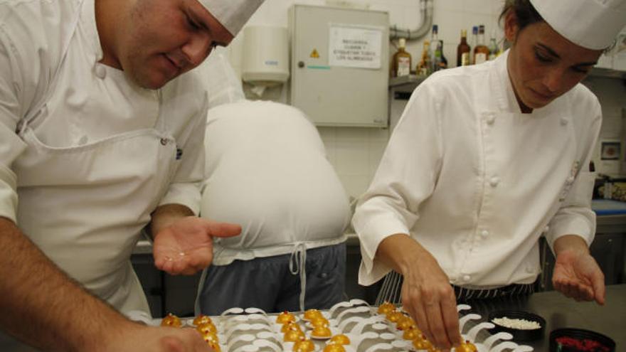 Dos alumnos en la cocina de La Cónsula.