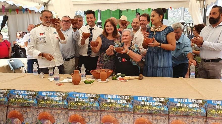 Más de 2.500 personas participan en la Fiesta del Gazpacho de los Tres Golpes de Alfarnatejo
