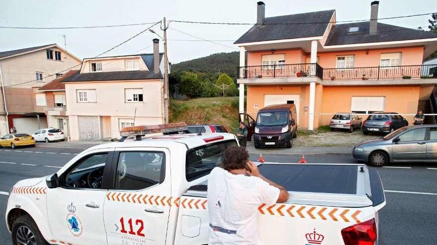 La Guardia Civil acordona la casa de Cabana de Bergantiños en la que se produjeron los disparos. // Efe