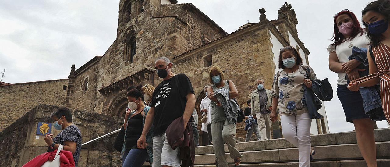 Un grupo de turistas ante la iglesia de Los Padres, en el centro de Avilés y parte del Camino de Santiago. | Ricardo Solís