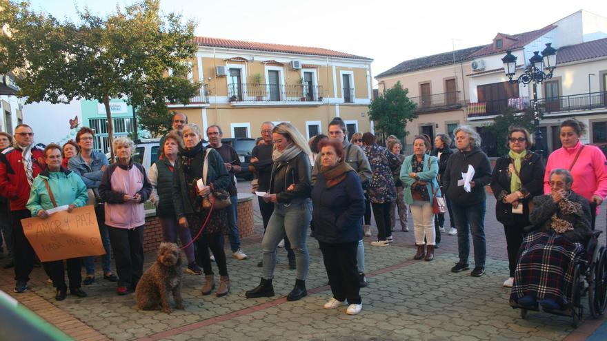 Decenas de personas de Madroñera, en contra de la guerra