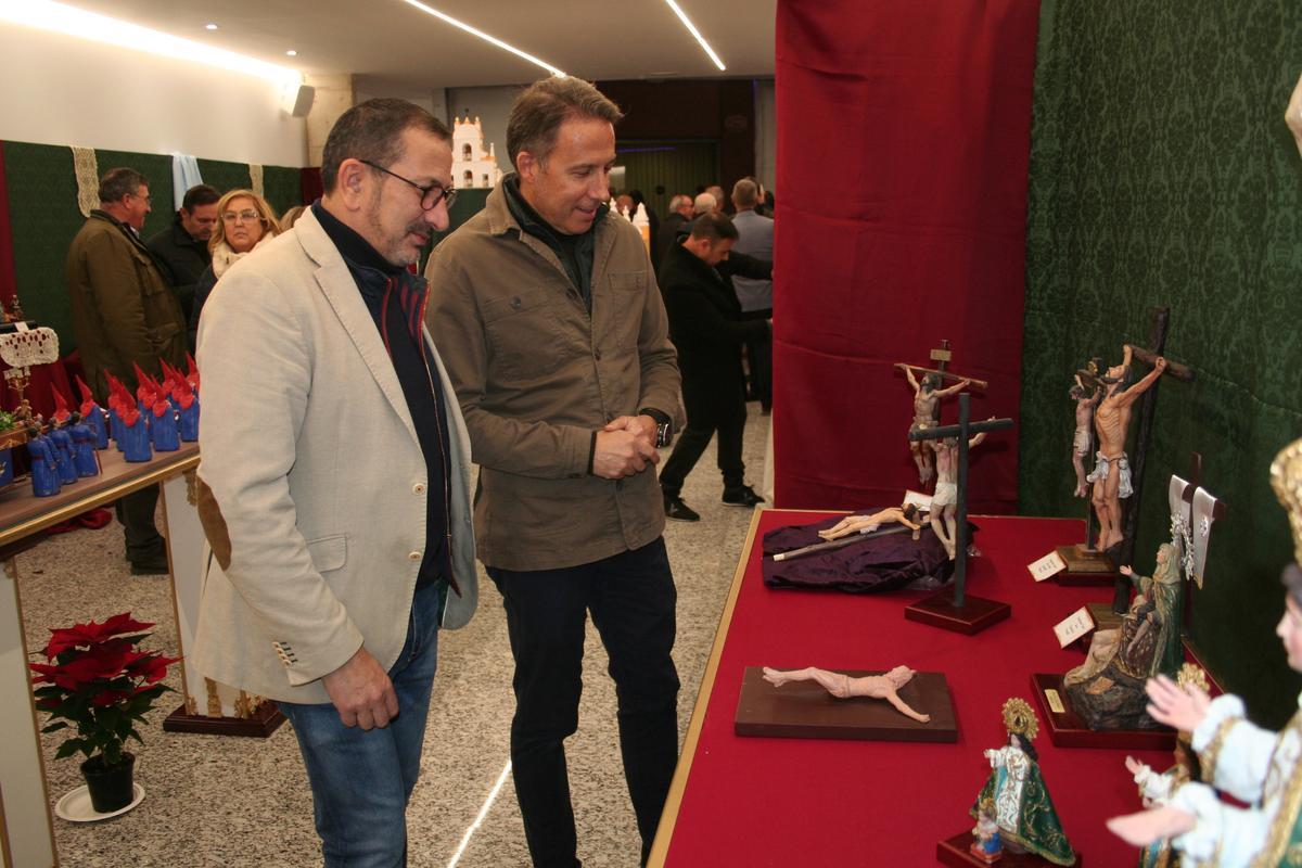 El edil de Semana Santa, José Luis Ruiz, y el líder del PP, Fulgencio Gil, contemplaban imágenes de Cristo Crucificado que se mostraban en la exposición.