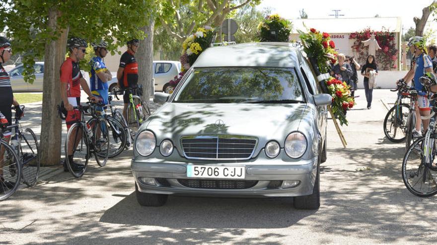 Despedida entre un pasillo de bicis