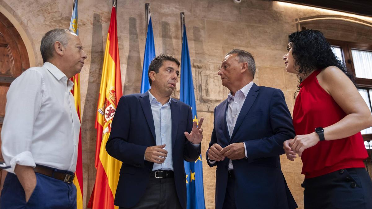 Sáez, Mazón, Navarro i García, al Palau de la Generalitat, en una imatge d’arxiu