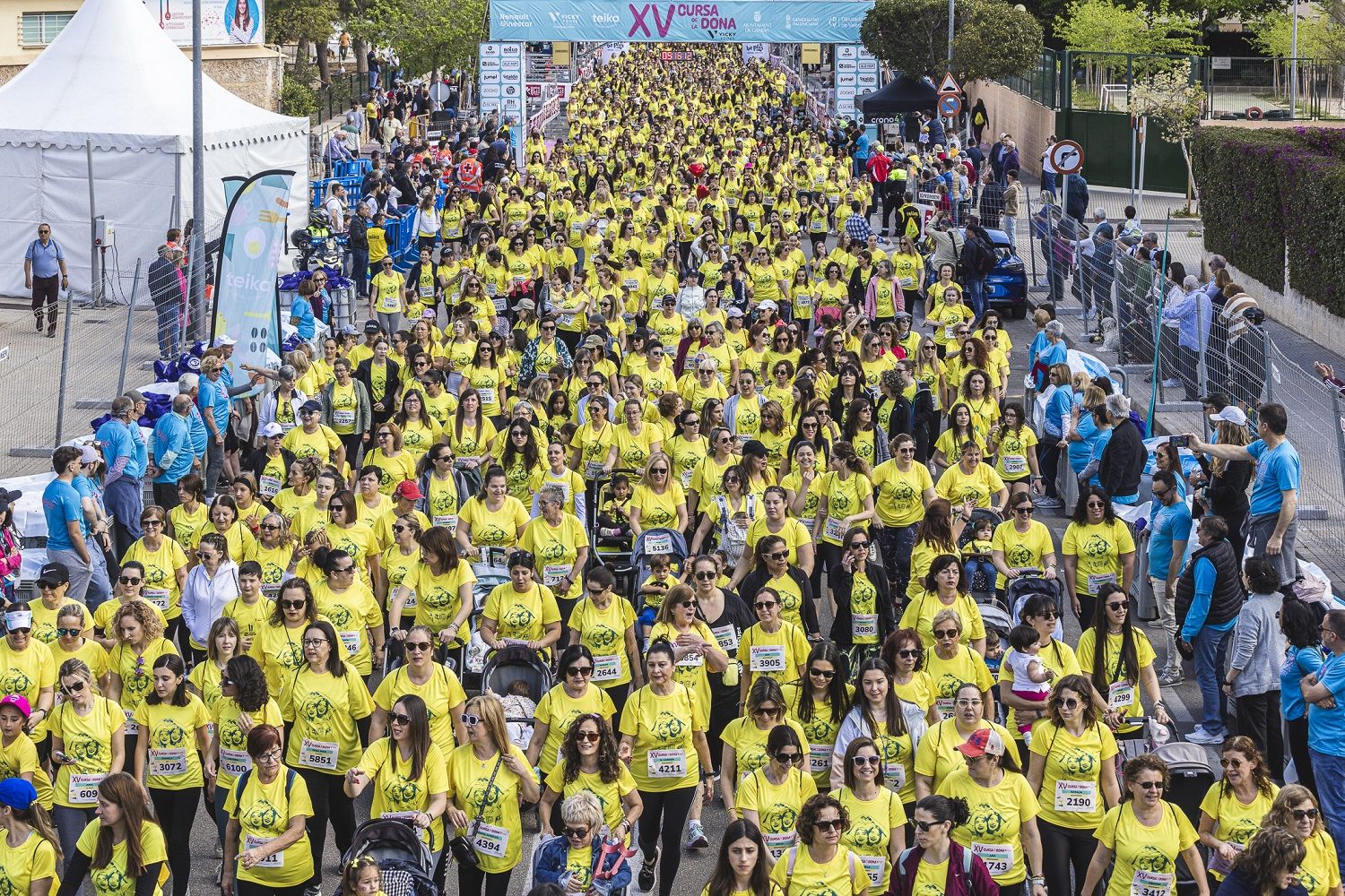 Miles de mujeres en la XV Cursa de la Dona Vicky Foods de Gandia