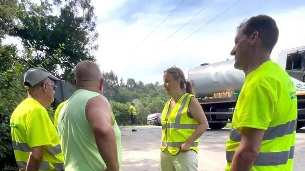 Paula Fernández Pena visitó las obras del Concello en Eirexe, Moalde.