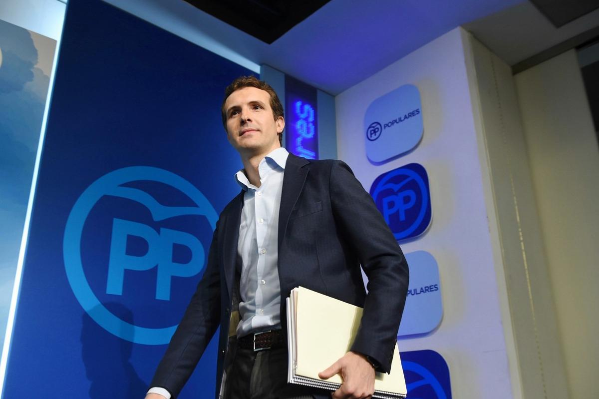 GRAF118. MADRID, 10/04/2018.- El vicesecretario de comunicación del Partido Popular, Pablo Casado, a su llegada a la rueda de prensa que ha ofrecido esta mañana en la sede del partido, donde ha presentado toda la documentación sobre su máster de la Universidad Rey Juan Carlos, que según ha explicado hizo en 2008 no por el título en sí mismo sino porque quería acceder al doctorado y entonces se requería. Casado ha mostrado ante los periodistas todos los papeles sobre la inscripción y el pago fraccionado de la matrícula, así como la solicitud y aceptación de convalidaciones. En su caso pudo convalidar dos tercios de los créditos y sólo tuvo que obtener veinte. El dirigente ’popular’ ha confirmado que no tuvo que asistir a clase y que esos veinte créditos los logró mediante cuatro trabajos -uno de ellos similar a lo que sería un trabajo de fin de máster-, pero ha recalcado que fue el director de este programa, Enrique Álvarez Conde, quien le explicó cómo debía organizar sus estudios y le