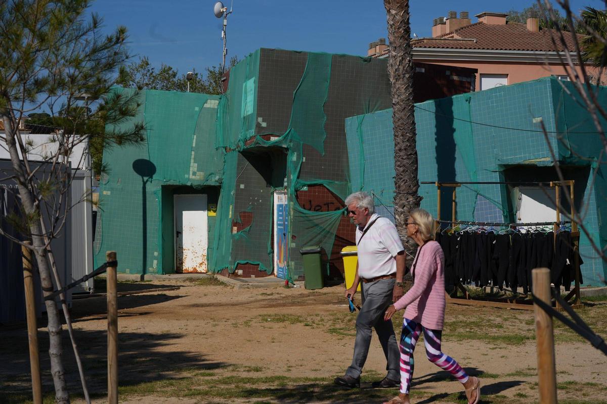 Tres dels cubs envoltats de xarxes per evitar despreniments.
