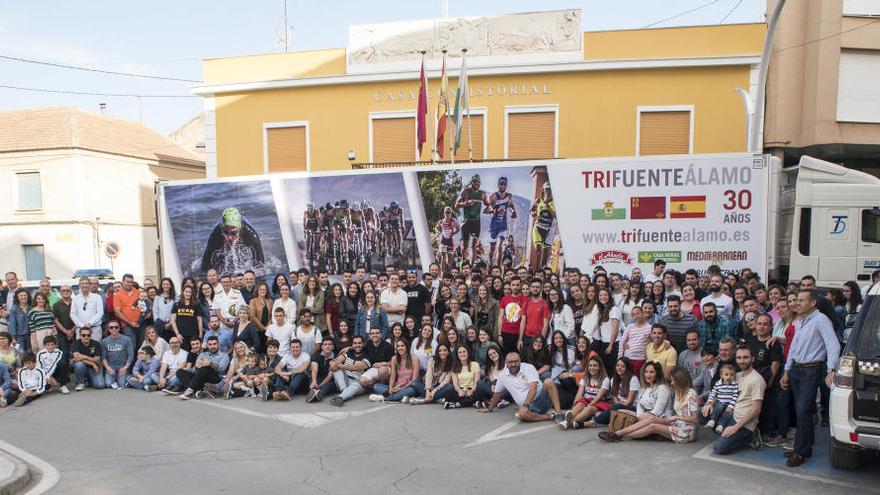 Foto de familia de los voluntarios que hacen que el Triatlón de Fuente Álamo sea una de las pruebas más exitosas del calendario.