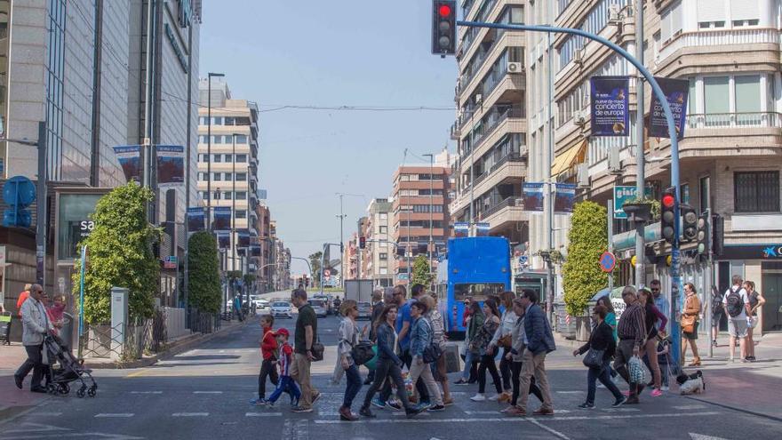 Transeúntes en la avenida Maisonnave de Alicante, en una imagen de archivo