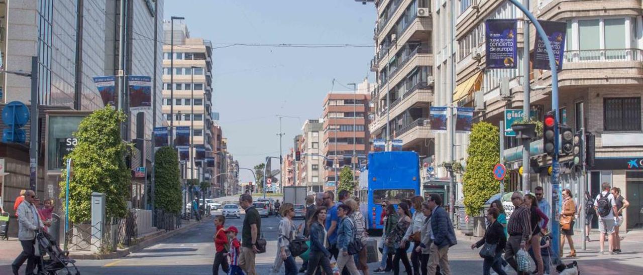 Transeúntes en la avenida Maisonnave de Alicante, en una imagen de archivo