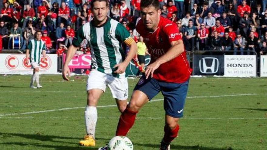 Coro, a l&#039;esquerre, perseguint Hèctor Simón en el derbi contra l&#039;Olot de la primera volta.