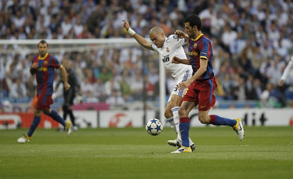 Pepe intenta frenar l’avanç de Busquets a l’inici del partit.