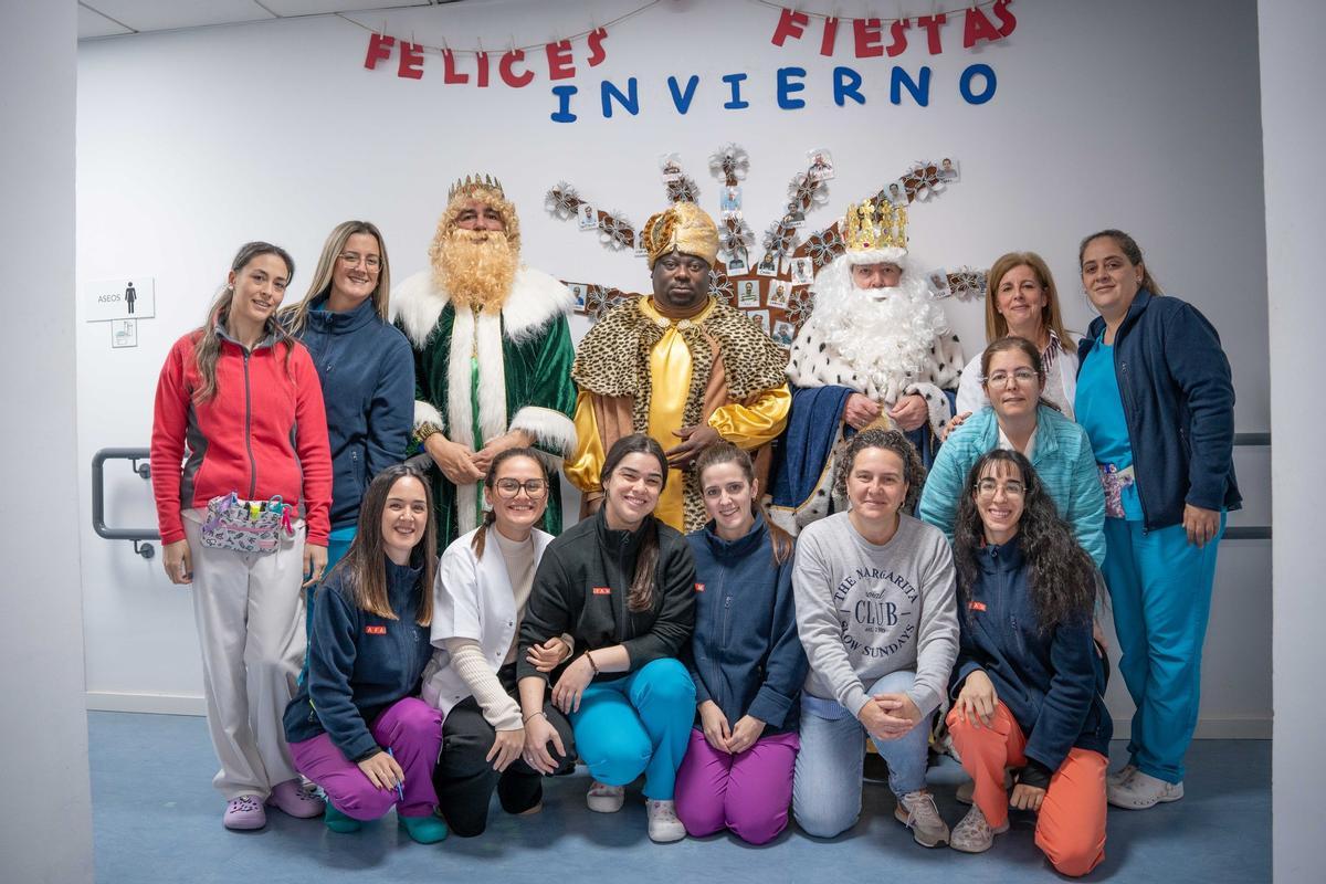 Los Reyes Magos visitan a los mayores de la capital extremeña.