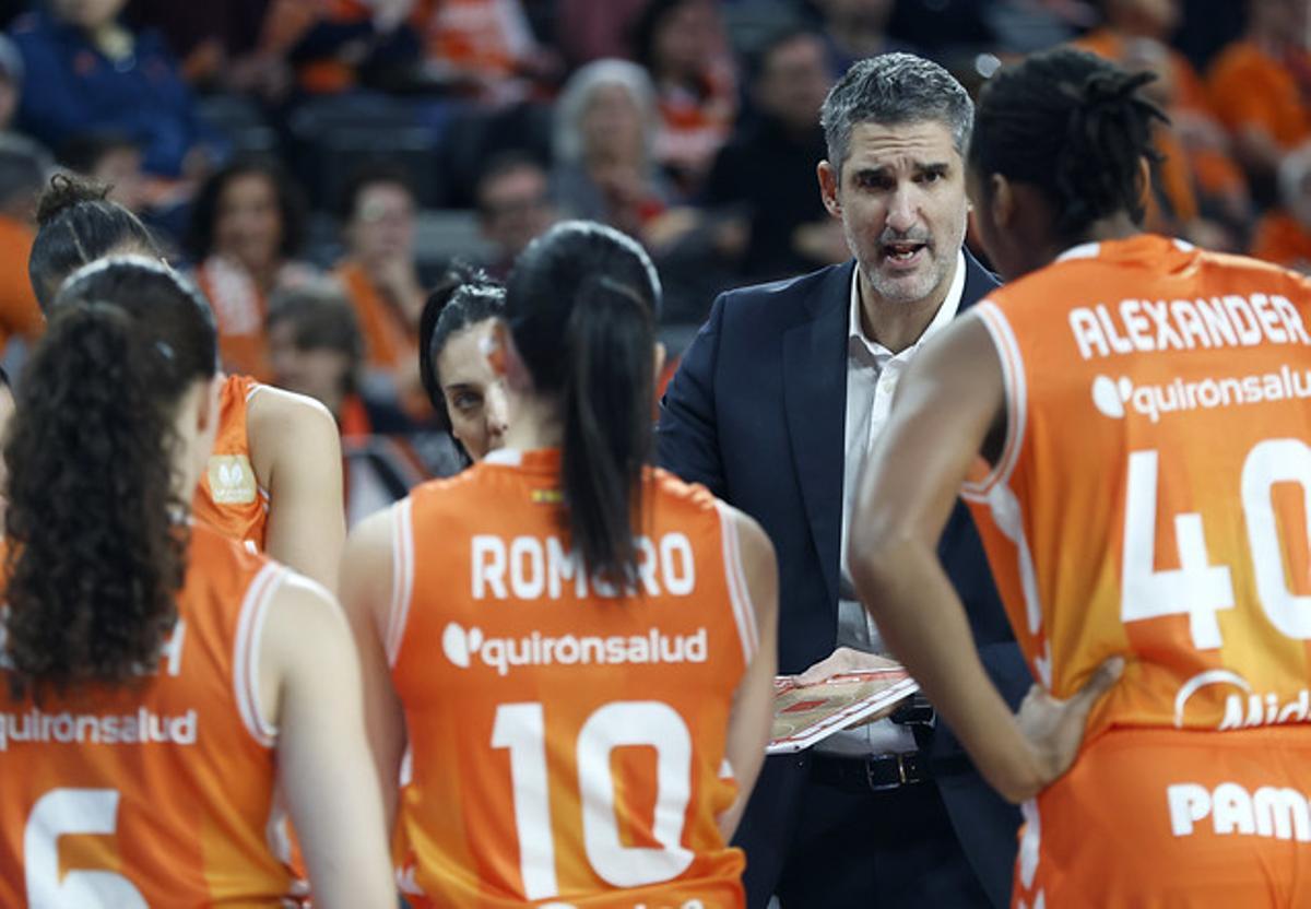 Rubén Burgos dando órdenes