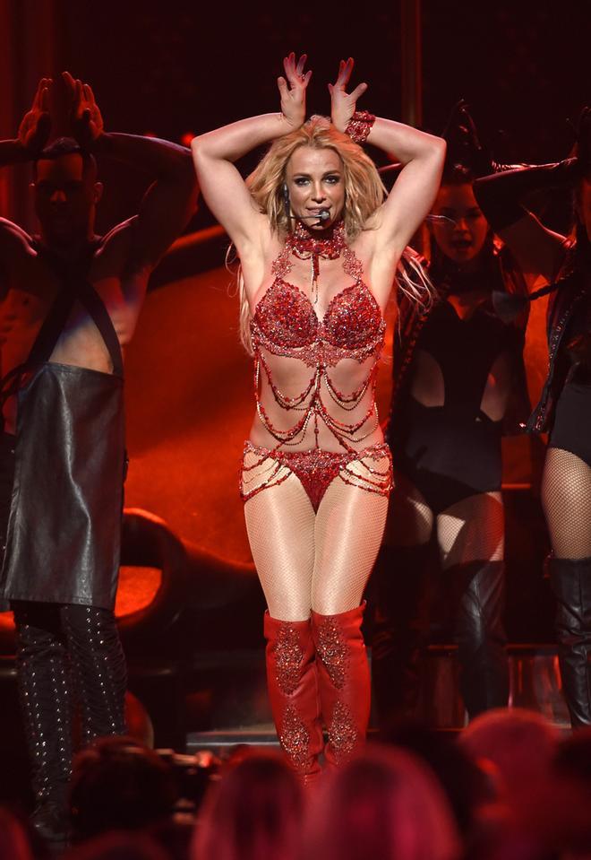 Britney Spears con body de cadenas en los Billboard Music Awards 2016