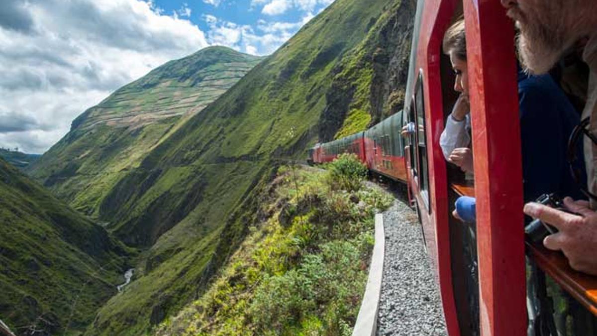 El tren que viaja entre volcanes