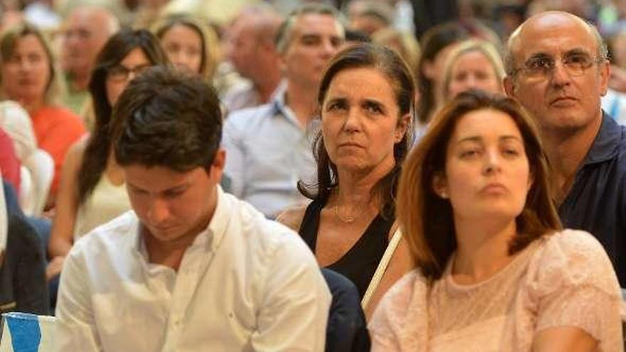 Pilar Rojo y Celso Delgado, en segunda fila.//G.S.