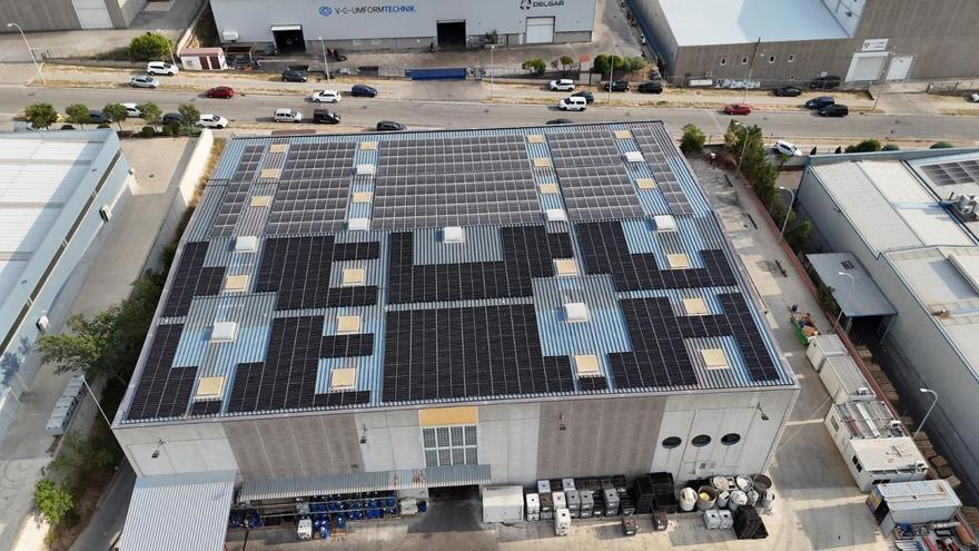 Paneles solares instalados en la cubierta de la empresa Miwon