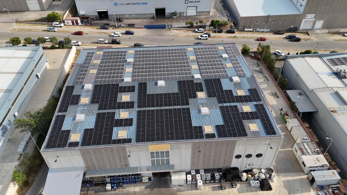 Paneles solares instalados en la cubierta de la empresa Miwon