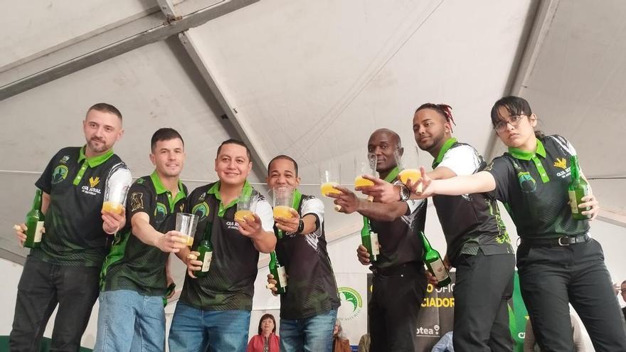 Salvador Ondó vence en el Concurso de Escanciadores de Llanera, en el que revalidó el título local Rubén Campa: "Presta ganar en casa"