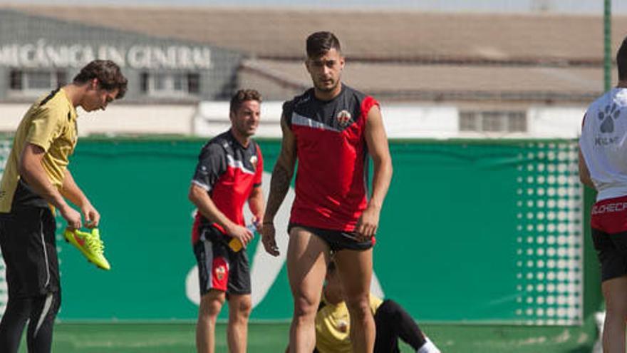 El Elche agota plazos y deja al Sporting sin León en su «stage»