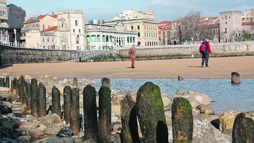 Pilotes de madera de uno de los balnearios que hubo en San Lorenzo hasta mediados de los años treinta del siglo XX.