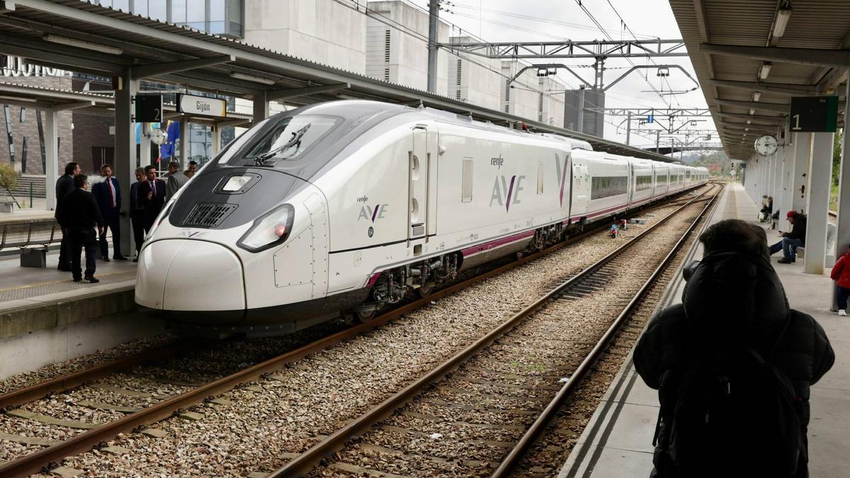 Un Ave en la estación de Gijón.