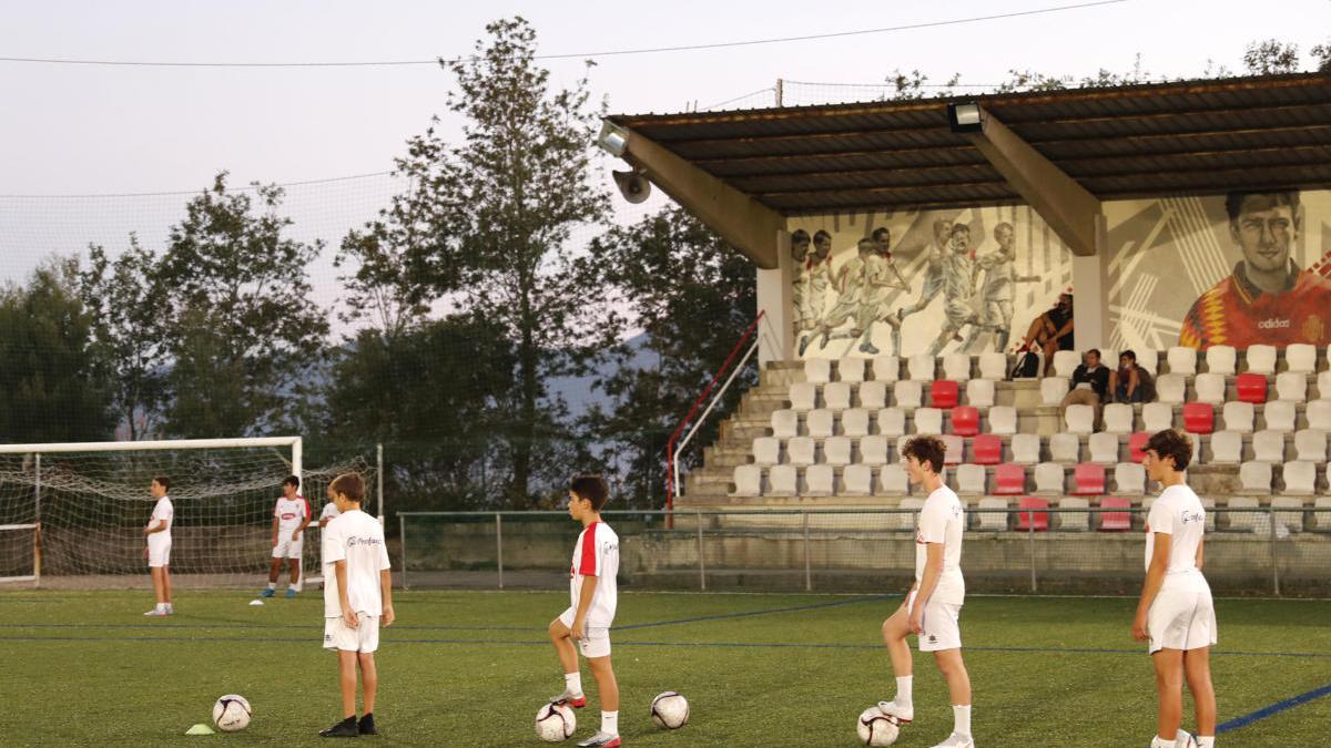 Juveniles del Val Miñor, durante un entrenamiento de pretemporada. // J. Lores