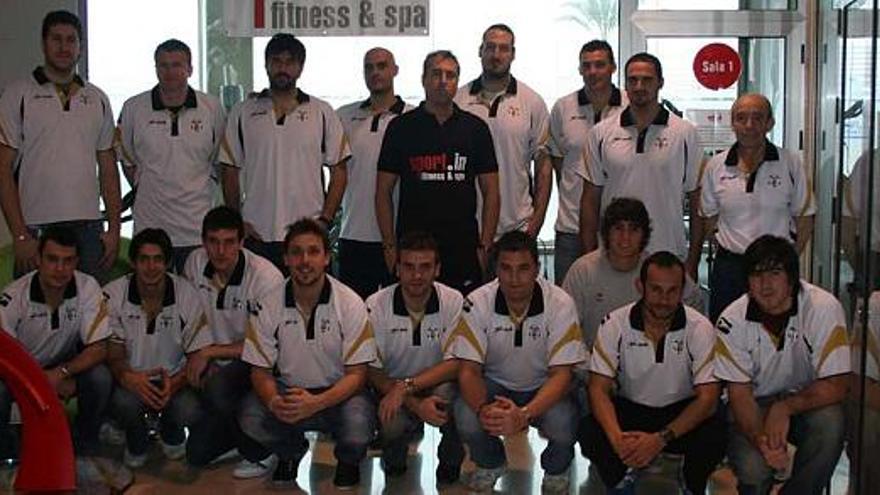 La plantilla del Torrevieja, ayer, durante su visita al Gimnasio Sport In, uno de los patrocinadores del equipo