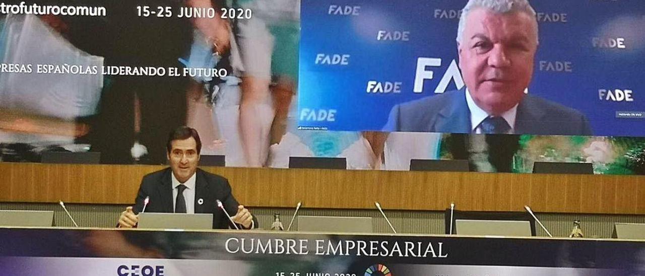 Antonio Garamendi, a la izquierda, y Belarmino Feito, durante la intervención del presidente de FADE por videoconferencia en la cumbre empresarial de la CEOE.