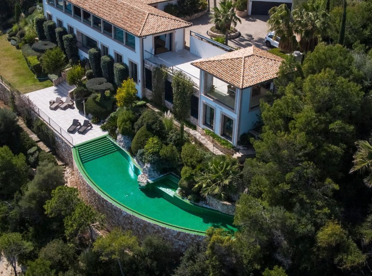 Desde Abini se descarta un efecto llamada en las islas con la desaparición de los visados de oro a partir de abril, en la foto una vivienda en Cala Vinyes.