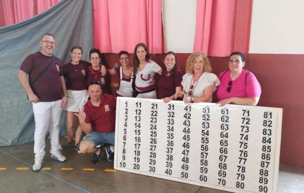 La comisión organizó el bingo de fiestas.  |