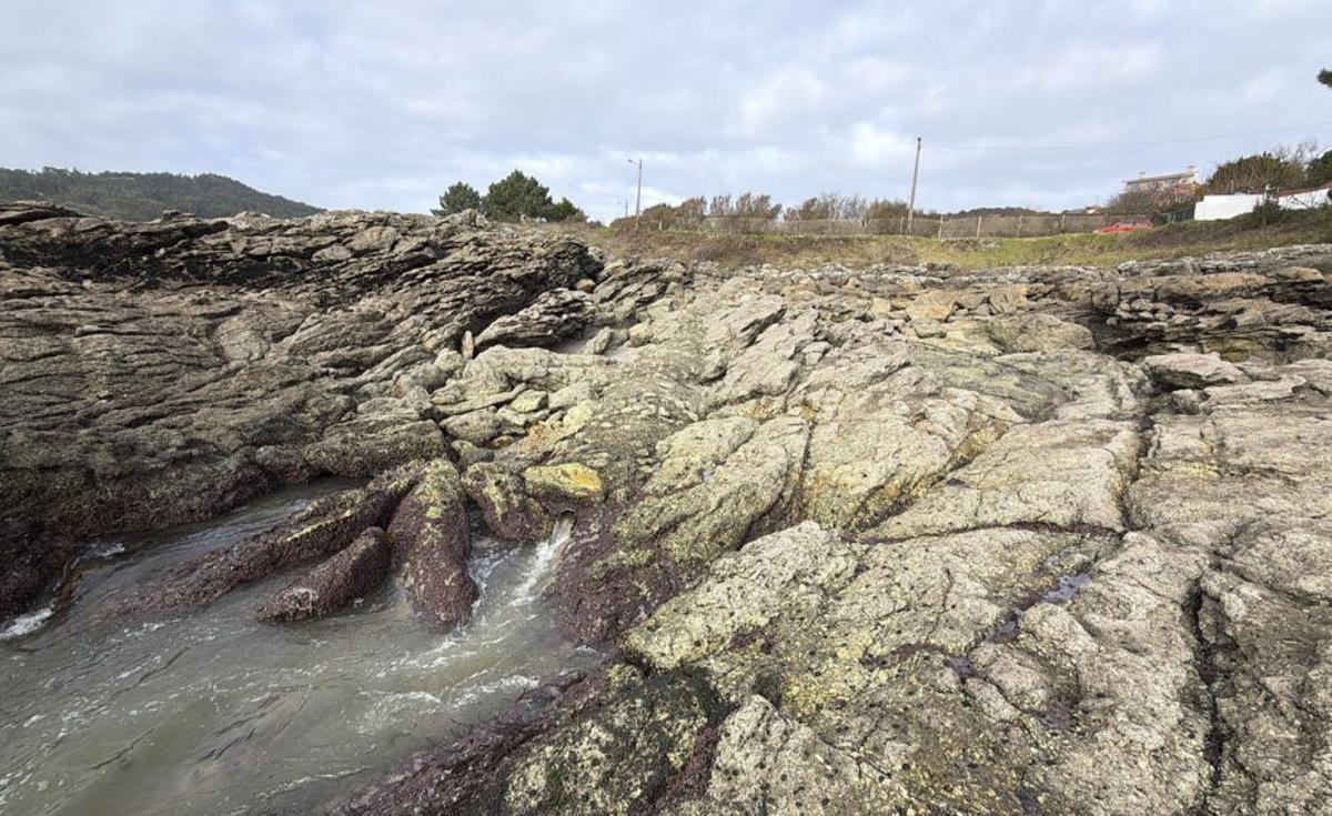 Una gran mancha ocre cubría una amplia franja del agua en Santa Marta, ayer a mediodía. |  S. Álvarez