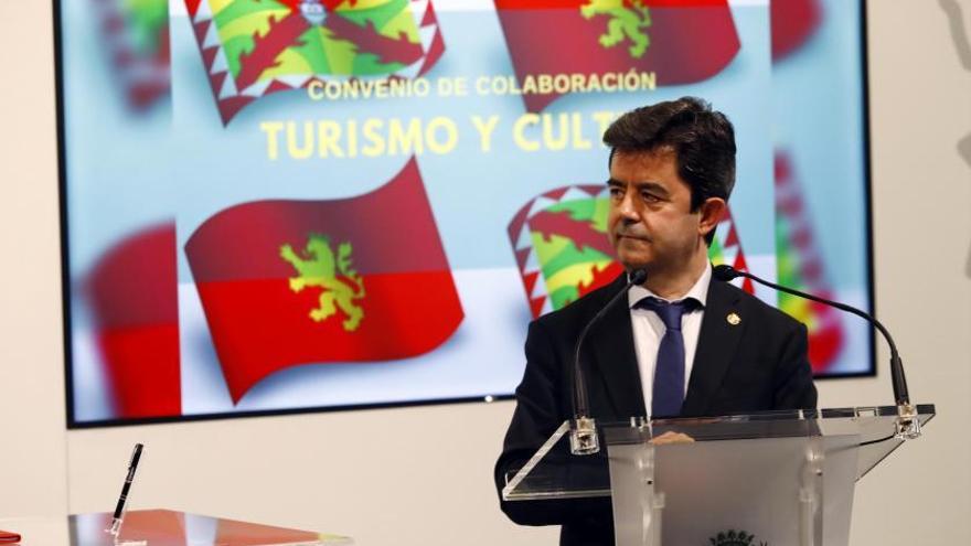 El alcalde de Huesca, Luis Felipe, durante la firma de un convenio de colaboración en Zaragoza.  | JAIME GALINDO