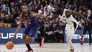 Kevin Punter, ante Howard Sant-Roos, del UCAM Murcia, en el Palau