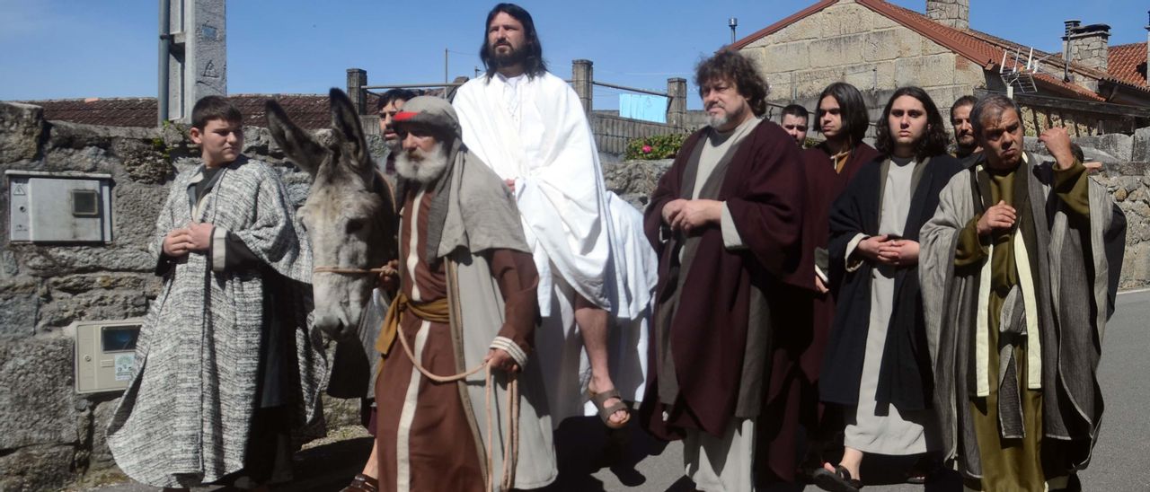 La recreación de la llegada de Jesús a Jerusalén, a lomos de la borriquita, en la Semana Santa de Paradela (Meis).