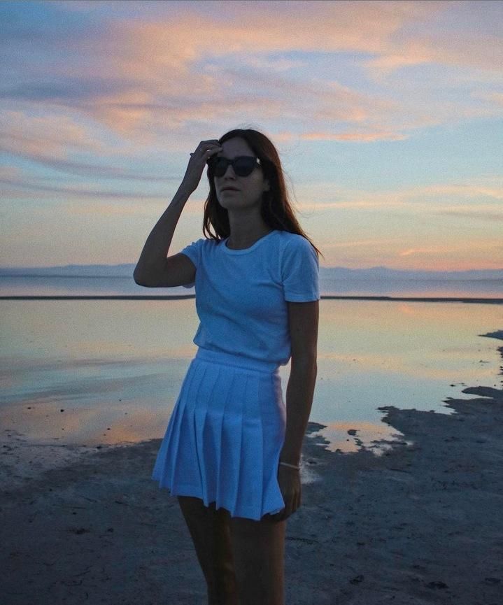 Looks blancos: falda plisada y camiseta