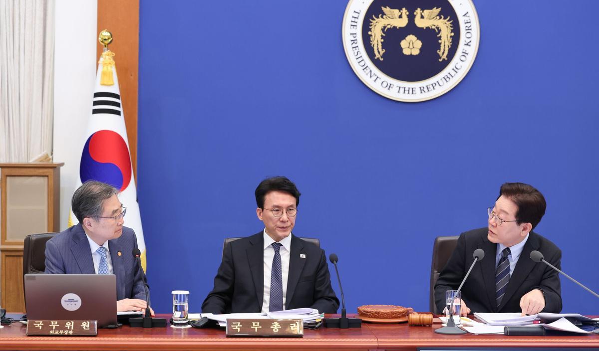 El presidente surcoreano Lee Jae Myung (derecha) formula una pregunta al ministro de Relaciones Exteriores Cho Hyun (izquierda) durante una reunión de gabinete en la sede presidencial de Cheong Wa Dae en Seúl, Corea del Sur