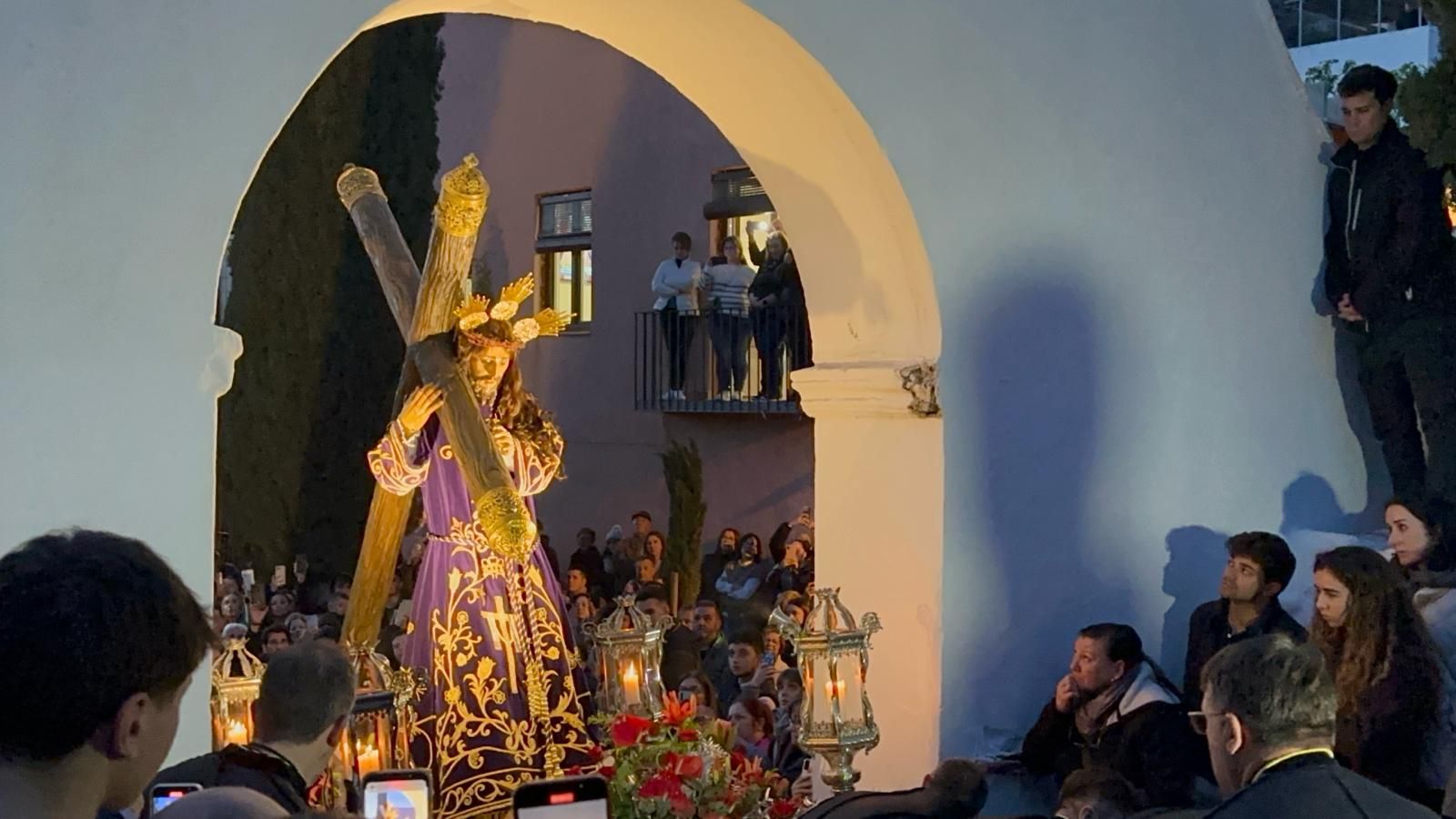 Masivo Via crucis de madrugada en Sagunt