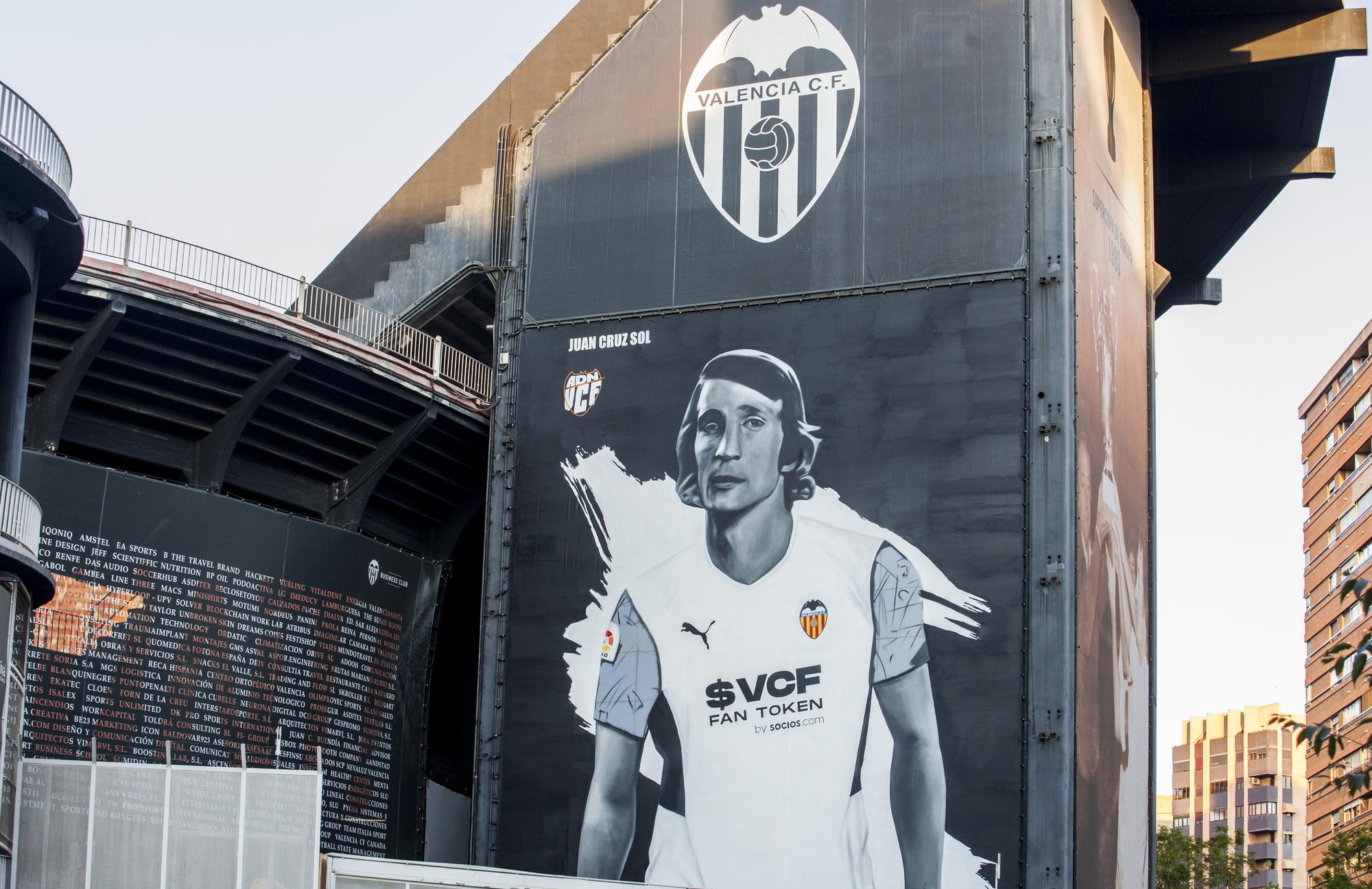 El emotivo mural homenaje del Valencia CF a la leyenda Juan Cruz Sol en Mestalla