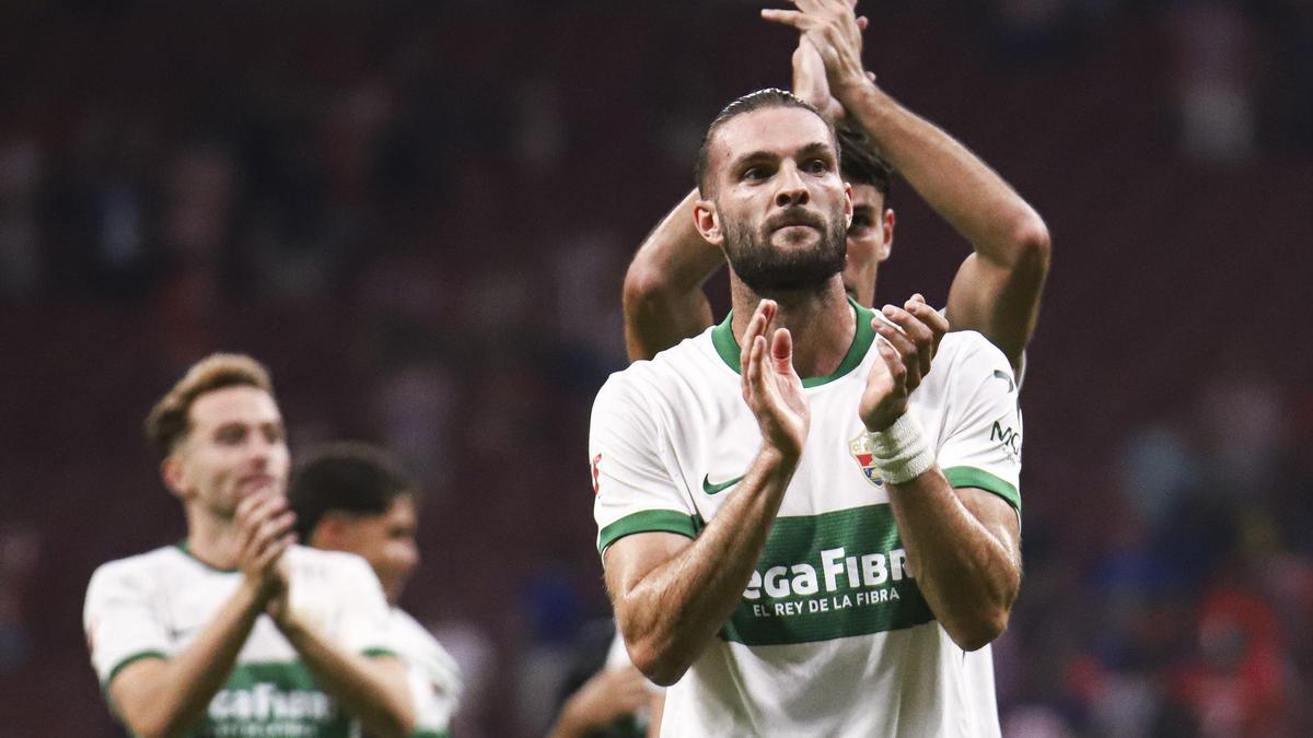 Petrot aplaude a la afición del Elche en estadio del Atlético